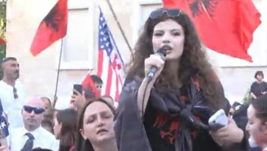 I arrestuan babanë e vëllanë pas akteve të dhunës te Kuvendi, protestuesja: Lirojini, u dhunuan nga policia