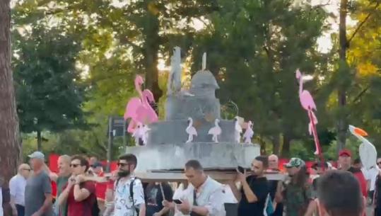 Ditëlindja e kryeministrit Rama, protestuesit e urojnë me tortë me beton e flamingo