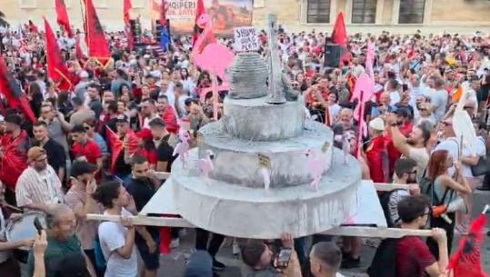 Ditëlindja e kryeministrit Rama, protestuesit e urojnë me tortë me beton e flamingo: Edhe 100 vite në burg!