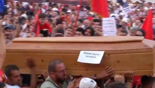 Protestuesit sjellin arkivol para kryeministrisë