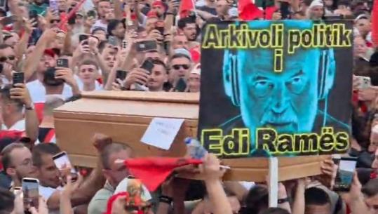 Protestuesit sjellin arkivol para kryeministrisë
