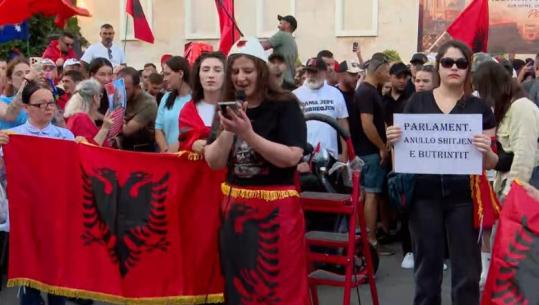 ‘Kumbari im Sali Berisha notonte me paratë e shqiptarëve’, emigrantja nga Kanadaja luan kukafshehthi në protestë: Hapa dollapa, Rama në burg