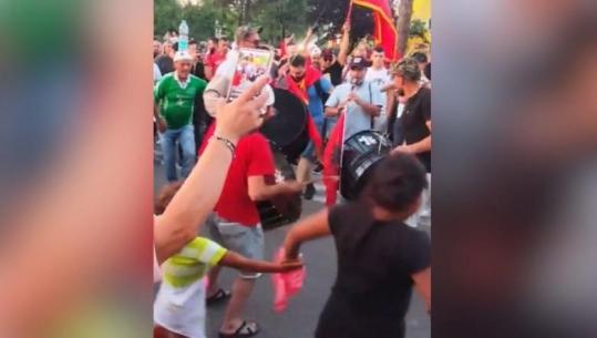 Aheng dhe protestë, qytetarët hedhin valle në bulevard