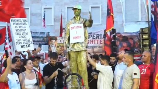 ‘Diktatori i fundit’, studentët rrëzojnë dhe shkelmojnë ‘statujën’ e Edi Ramës