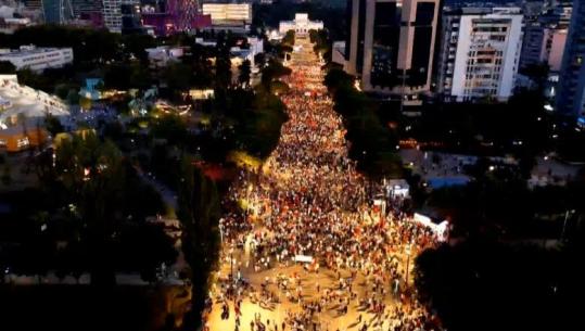 LIVE TV- Protestë kombëtare me diasporën! Tortë betoni për Ramën: Edhe 100 vite në burg! Protestuesit i sjellin në shesh arkivolin 'politik'