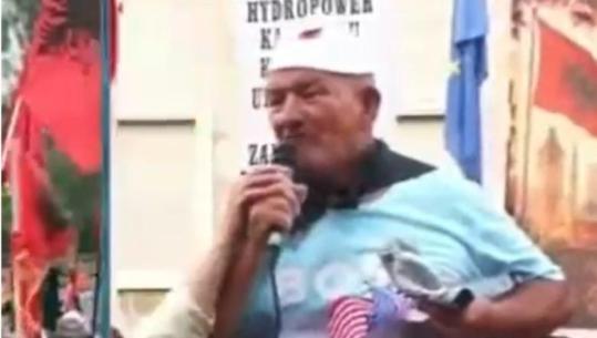 Degradon gjuha në protestë, vlonjati përdor ofendime të rënda para grave e fëmijëve