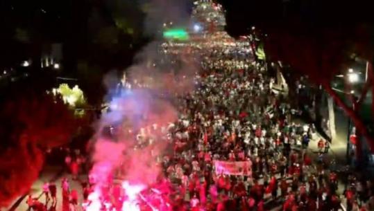 Nis marshimi i protestuesve, ndizen flakadanë