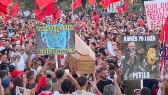 Arkivoli në protestë, Balla: E sollën mbështetësit e PD! Berisha e ka bërë këtë akt të turpshëm 28 vite më parë me Azem Hajdarin
