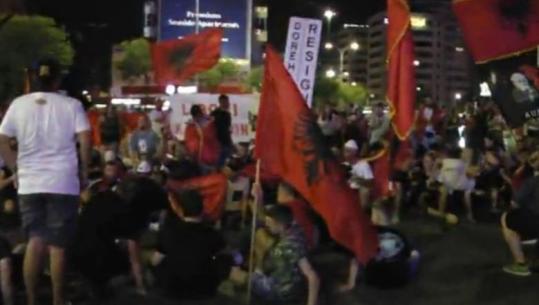 Protestuesit marshojnë në rrugët e Tiranës: Lironi çunat!