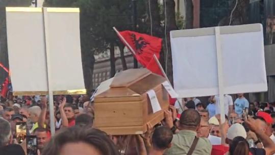 'Protestë si me arkivolin e Azemit', këshilltari i PS: Berisha edhe kur s'ka kufomë, e shpik