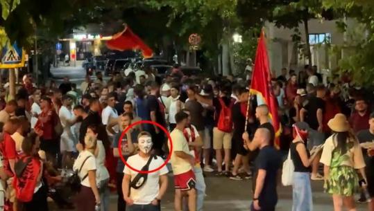 FOTOT/ Rastësi apo dhunë e paramenduar? Maskat e vëna dhe dhunuesit e Komisariatit nr.3 u panë dhe në turmën para Kryeministrisë