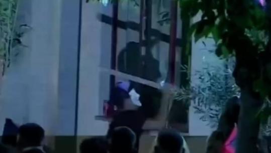 Sulmohet komisariati numër 3, protestuesit e maskuar thyejnë xhamat me shkopinj, shqyejnë edhe derën! Policia kundërpërgjigjet me ujë (VIDEO)