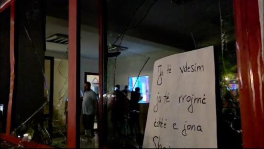 Sulmohet komisariati numër 3, protestuesit e maskuar thyejnë xhamat me shkopinj, shqyejnë edhe derën! Policia kundërpërgjigjet me ujë (VIDEO)