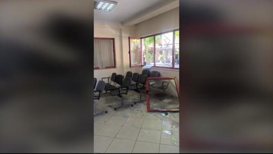 Gurë e xhama kudo, dritare e rënë në tokë dhe derë e shqyer! Pamje nga brenda Komisariatit nr.3 në Tiranë