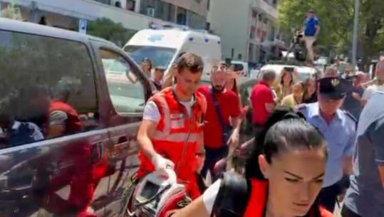 Seanca për vlerësimin e masës/ Autoambulanca me mjekë mbërrin në Gjykatën e Tiranës, një prej protestuesve të arrestuar nuk u ndje mirë
