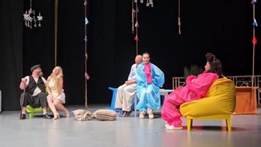 ‘8 Persona +’ rikthehet në Teatrin e Korçës pas më shumë se 3 dekadash, shfaqja do të jetë në skenë për 3 netë radhazi