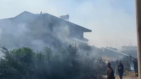 Situatë dramatike në Drizë të Fierit, flakët përfshijnë një objekt! Vijon ndërhyrja nga ajri me helikopter, tymi mbulon zonën (VIDEO)