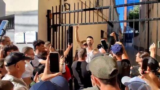 Vendimi i Gjykatës së Tiranës, momenti kur protestuesit e arrestuar për dhunën te Kuvendi lënë ambientet e Bllokut të Sigurisë (VIDEO)