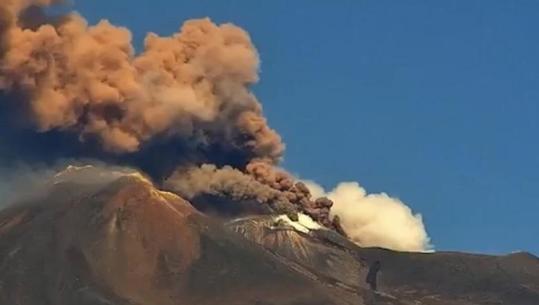 Itali/ Shpërthen sërish vullkani Etna në Siçili, kurizime në fluturimet në aeroportin e Katanias