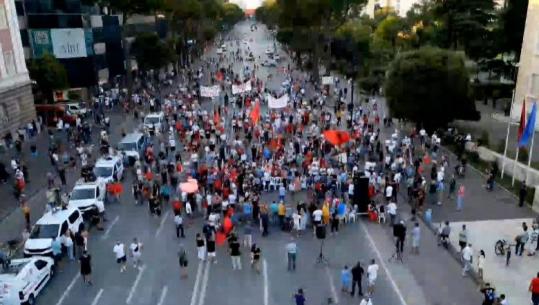 LIVE TV- Pas dhunës te komisariati nr.3, mblidhen përsëri protestuesit, organizatori Kola: Ne s’kemi sulmuar, ‘maskat’ janë të sponsorizuar nga qeveria