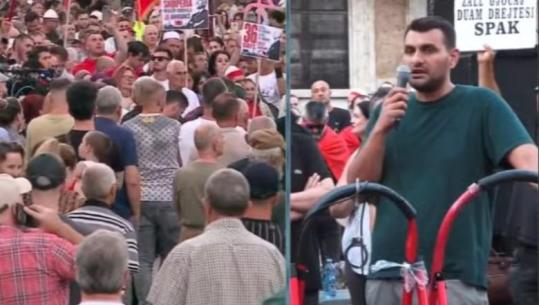 Sot u lirua nga qelia, Albion Nikolli nga protesta: Na kanë dhunuar, s'na dhanë ndihmë mjekësore, jemi kundër autokracisë! Policia është me ne