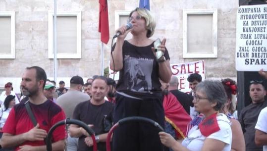 Qytetarja kërkesë ‘të veçantë’ kryeministrit Rama nga protesta: Mjaft iu ule në gjunjë Melonit si bisht fshese e prishur!