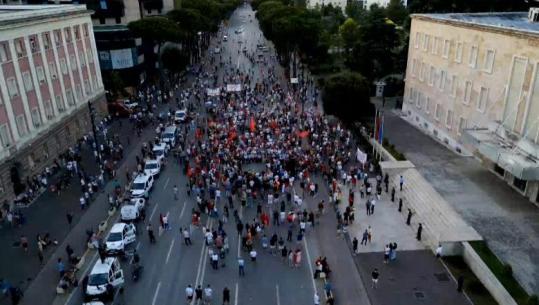 LIVE TV- Pas dhunës te komisariati nr.3, mblidhen përsëri protestuesit, organizatori Kola: Ne s’kemi sulmuar, ‘maskat’ janë të sponsorizuar nga qeveria