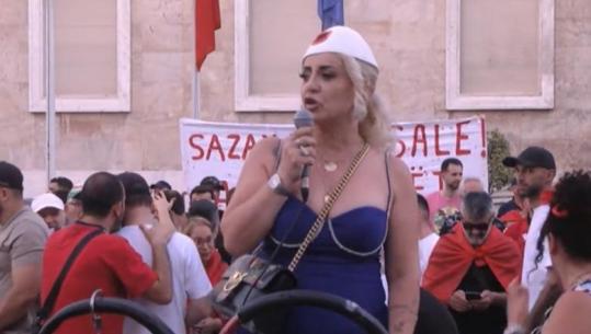 Protestuesja nga tubimi para Kryeministrisë: Sali Berisha vrau bijtë e nënave në 1997-ën, hapi depot dhe shiti armët!