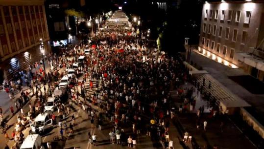 LIVE TV- Pas dhunës te komisariati nr.3, mblidhen përsëri protestuesit, organizatori Kola: Ne s’kemi sulmuar, ‘maskat’ janë të sponsorizuar nga qeveria