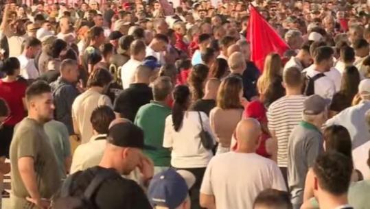 ‘Mos shikoni Noizyn, atë e mban shteti’- Protestuesja sulmon artistët: Janë plehra që fshihen!