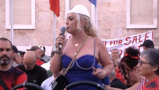 ‘Mos shikoni Noizyn, atë e mban shteti’- Protestuesja sulmon artistët: Janë plehra që fshihen!