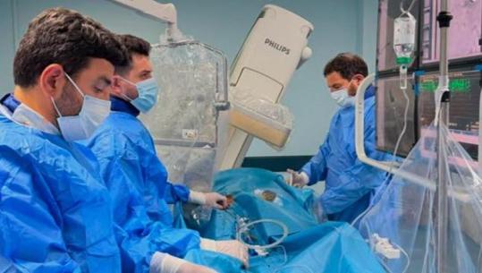 Shkodër/ Mjekët kryejnë me sukses ndërhyrjen te 52-vjeçari i diagnistokuar me stenozë kritike të arteries