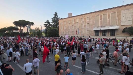 37 ditë protestë, qytetarët mblidhen përsëri te kryeministria! Kërkohet largimi i Ramës dhe Berishës