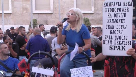 Tubimi i 37-të para Kryeministrisë, qytetarja: Nëse rrëshqasim në dhunë, dështon misioni i protestës