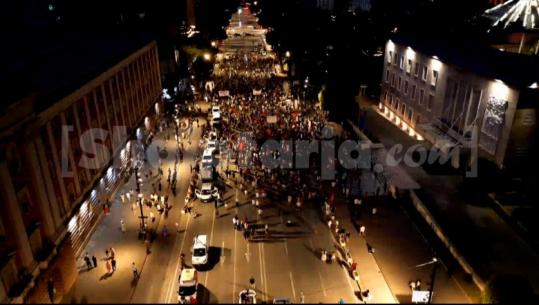 37 ditë protestë, qytetarët mblidhen përsëri te kryeministria! Kërkohet largimi i Ramës dhe Berishës