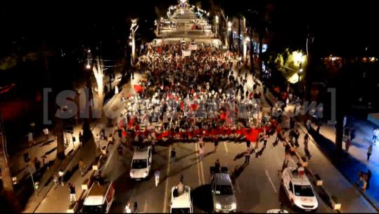 PAMJE ME DRON/ Protestuesit nisin marshimin nëpër Tiranë