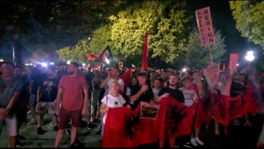 Protestuesit shkojnë te drejtoria e Policisë së Shtetit, thirrje në kor: Mos e shisni Shqipërinë për 600 mijë lekë
