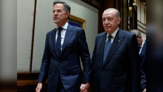 FOTOLAJM/ Mark Rutte dhe Erdogan shfaqen duke ecur dorë për dore para samitit të NATO-s