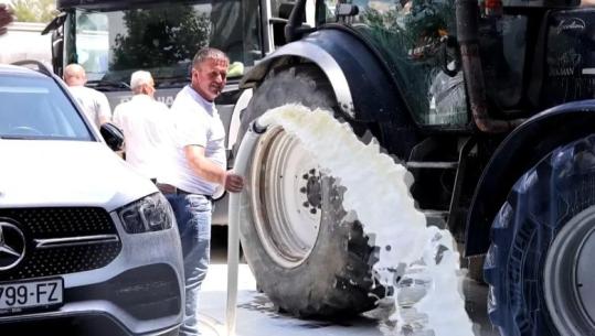 Fermerët protestë në Kosovë, derdhin qumësht para Ministrisë së Bujqësisë