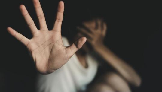 Ekskluzive/ Rrëfehet nëna e 17-vjeçares së dhunuar në Fier: E mora nga spitali me fytyrën e nxirë, nuk mund t’i fal! Vajza ime jeton me frikë