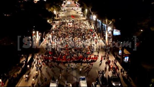 Protestuesit mblidhen sërish te Kryeministria: 19 të arrestuarve po u bëhet përndjekje kolektive! Balla komenton pjesëmarrjen: Përfunduat si dasmë lagjeje prej Saliut e Shehajt