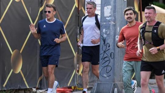 Turqi/ I veshur sportiv, Macron filmohet duke vrapuar në rrugët e Ankarasë! Përshëndet kalimtarët