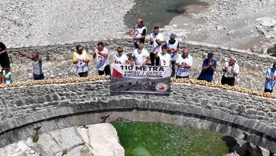 Shkodër/ Fermeri nga Postriba ‘thur’ vargun 110 metra të gjatë me qepë, e vendos në urën e Mesit