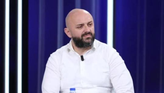Edviol Kulluri, ‘Kryendrituri’, pikëpyetjet e shumta mbi ideologun e protestës! Si i thurrte elozhe vrasësit të gjyqtarit Kalaja, pak muaj më parë