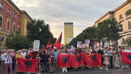 Mbahet në Tiranë protesta 39-ë kundër Qeverisë, degradon retorika e organizatorit Arben Kola: Lutem t'i hamë hallvën Edi Ramës nesër për të 40-at! Nis marshimi drejt Kryeministrisë