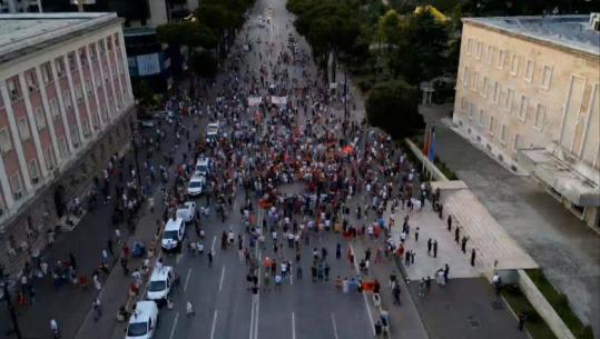 Mbahet në Tiranë protesta 39-ë kundër Qeverisë, degradon retorika e organizatorit Arben Kola: Lutem t'i hamë hallvën Edi Ramës nesër për të 40-at! Nis marshimi drejt Kryeministrisë