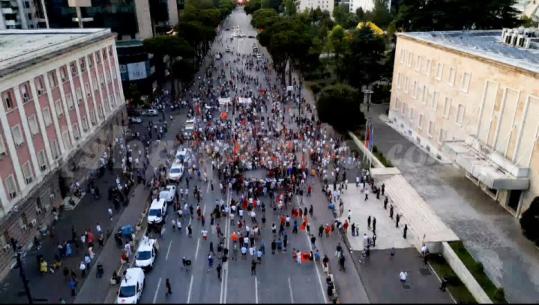 Mbahet në Tiranë protesta 39-ë kundër Qeverisë, degradon retorika e organizatorit Arben Kola: Lutem t'i hamë hallvën Edi Ramës nesër për të 40-at! Nis marshimi drejt Kryeministrisë