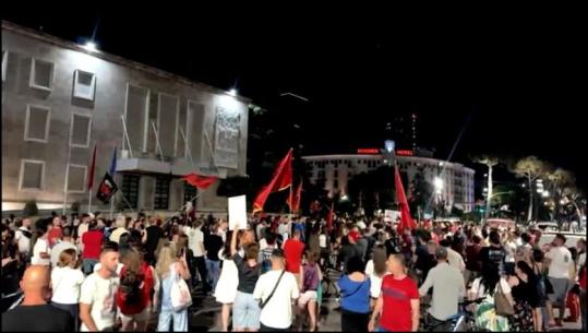 ‘Ju erdhi fundi’, protestuesit mbyllin marshimin te kryeministria (video)