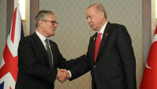 Erdogan dhurata ‘speciale’ për liderët e vendeve të NATO-s, pistoleta me emrat e tyre të gdhendur dhe fishekë të vërtetë! Starmer: E paligjshme ta transportoj në Britani!