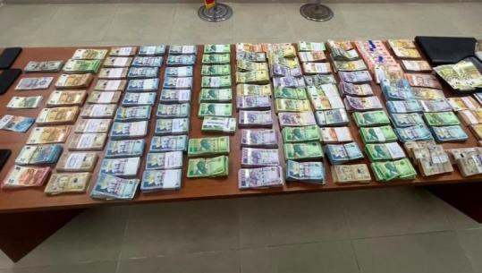 Berat/ Punonin dhe administronin 6 pika këmbimi valutor pa licena, vihen në arrest shtëpie 4 persona, 7 të tjerë 'detyrim paraqitje'! Sekuestrohen 8.8 milionë lekë, mbi 118 mijë euro dhe 7 mijë dollarë